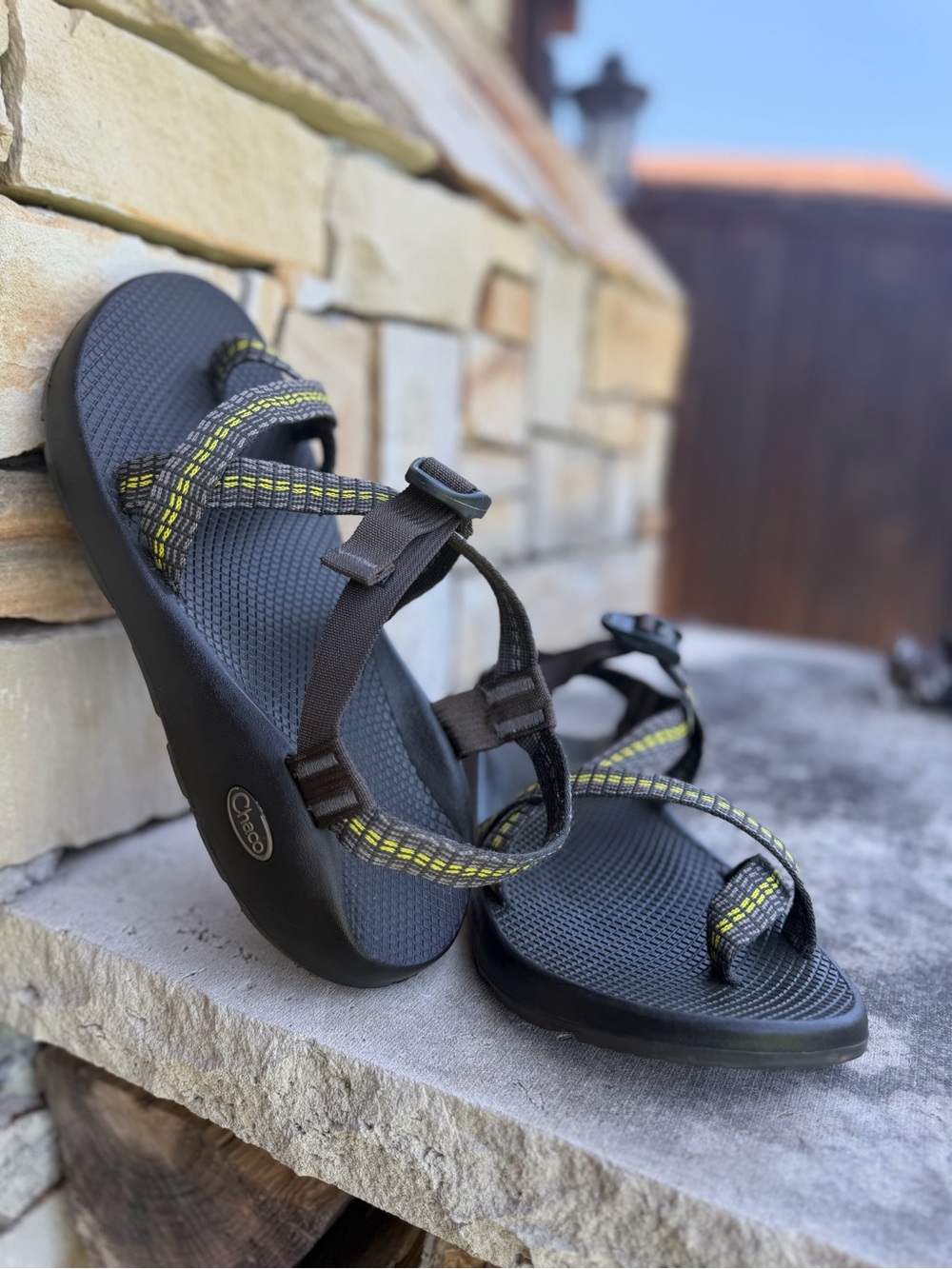 Chaco Mens Z2 Classic Black Outdoor Sandals with Yellow Accent Straps Sz-11. N